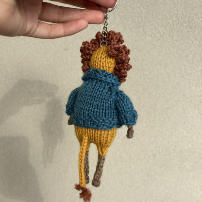 Breloczek Lew w swetrze