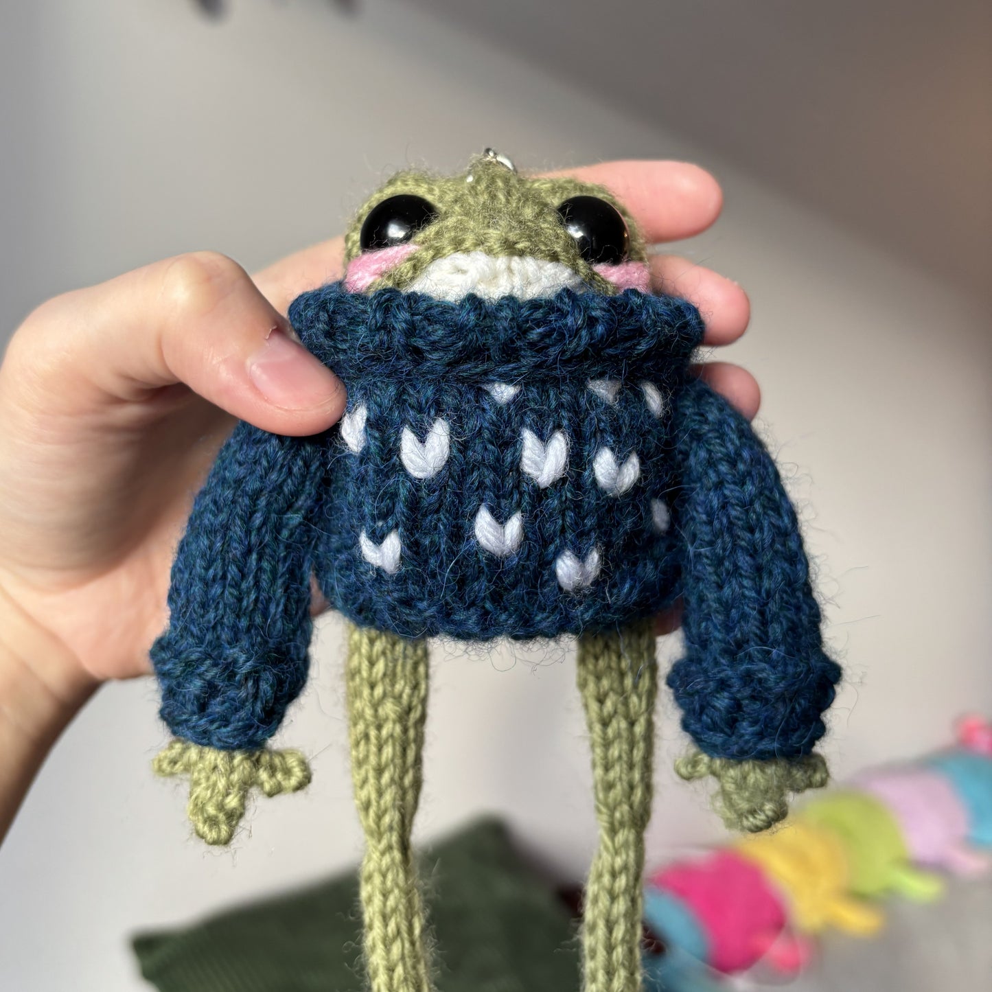 Breloczek Żabubu w granatowym swetrze z inicjałami