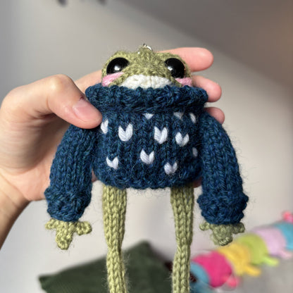 Breloczek Żabubu w granatowym swetrze z inicjałami