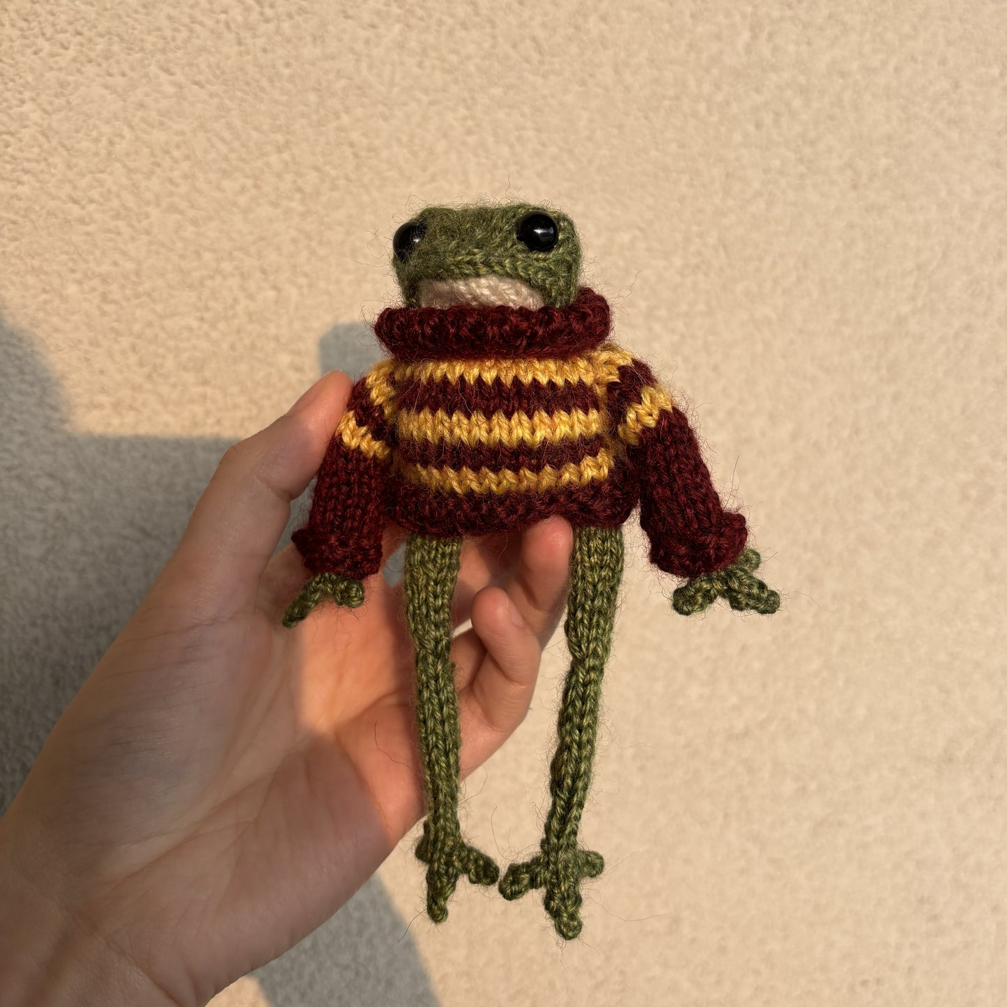 Maskotka Żabka mała w swetrze bordowo-żółtym