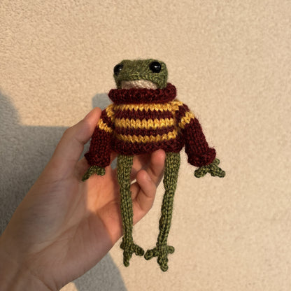 Maskotka Żabka mała w swetrze bordowo-żółtym