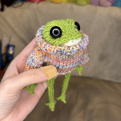 Maskotka Żabka w kolorowym sweterku
