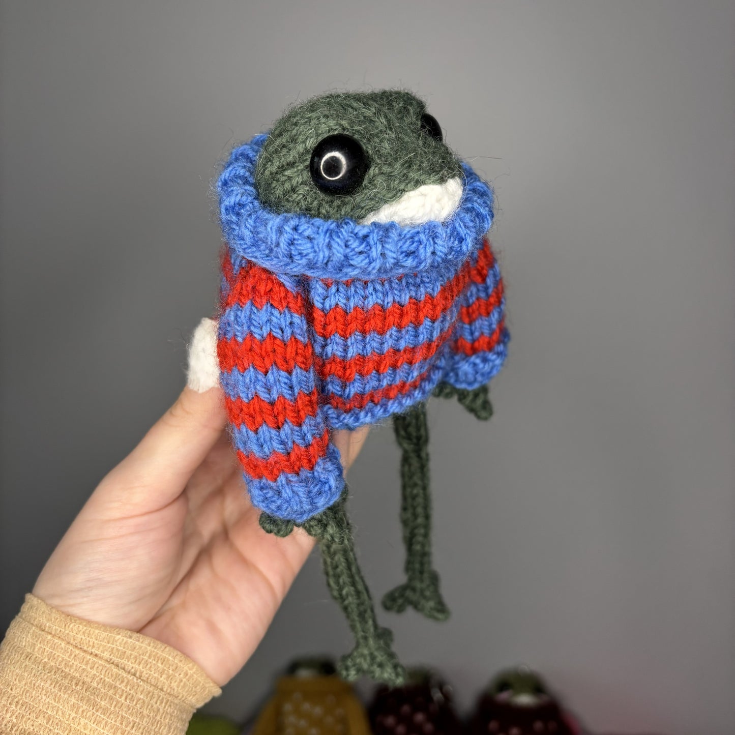 Maskotka Żabka w sweterku w paski