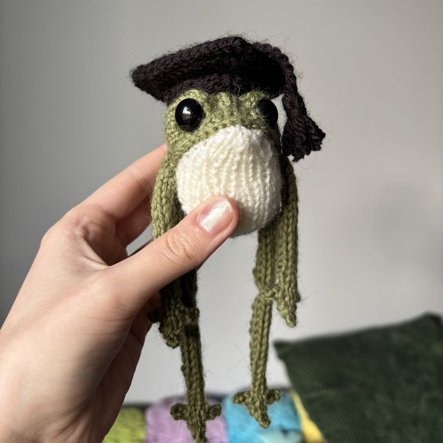 Maskotka Żabka absolwent