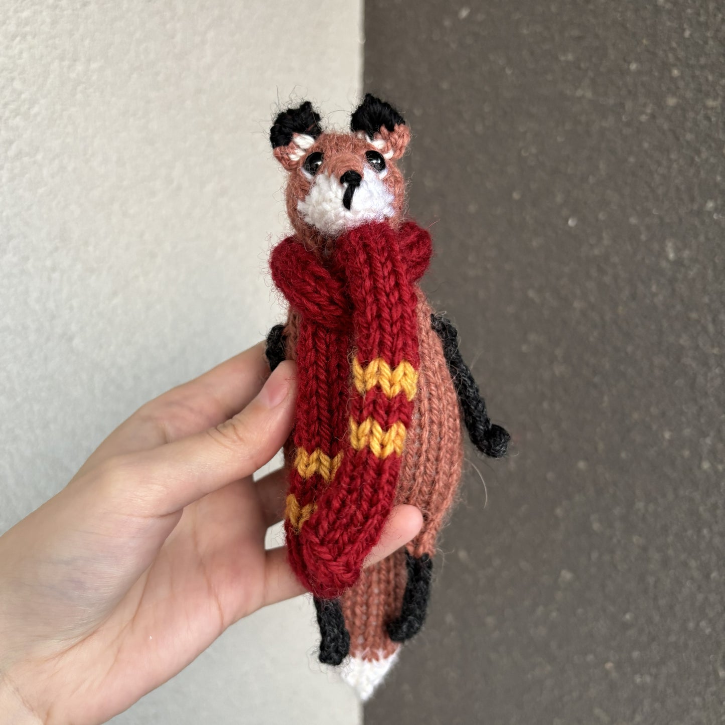 Maskotka Lisek w szaliku Gryffindor