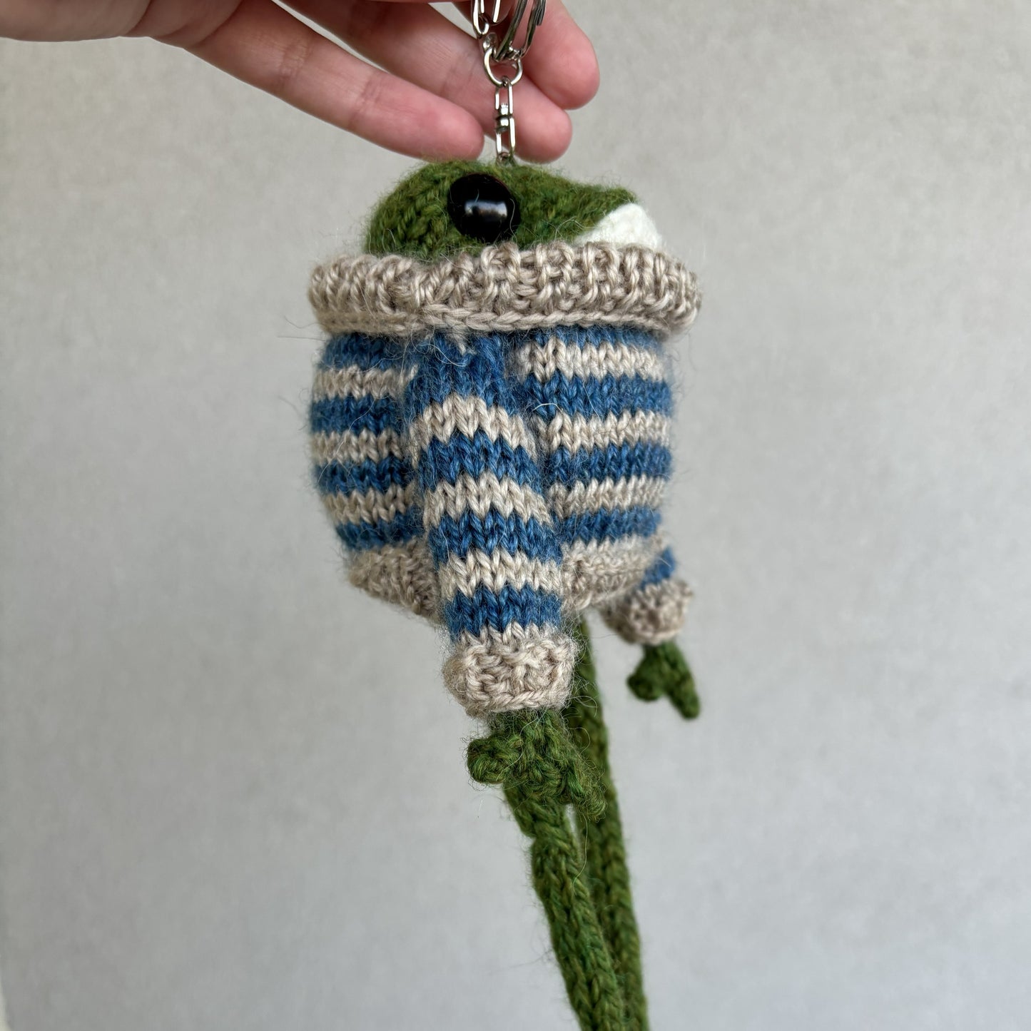 Breloczek Żabka w swetrze beżowo-błękitnym