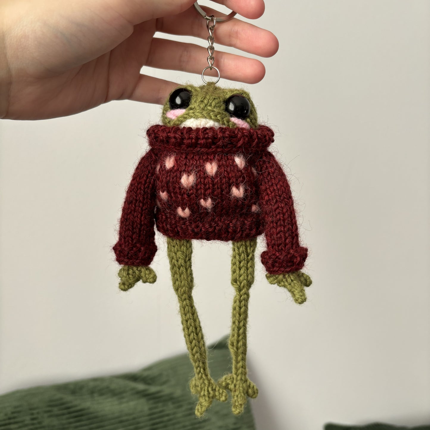 Żabubu w bordowym swetrze