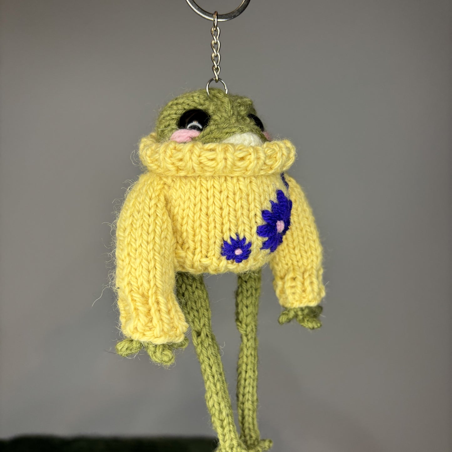 Żabka w sweterku z kwiatami (z breloczkiem)