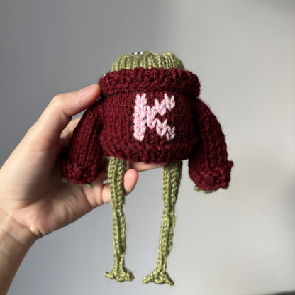 Breloczek Żabubu w bordowym swetrze z inicjałami