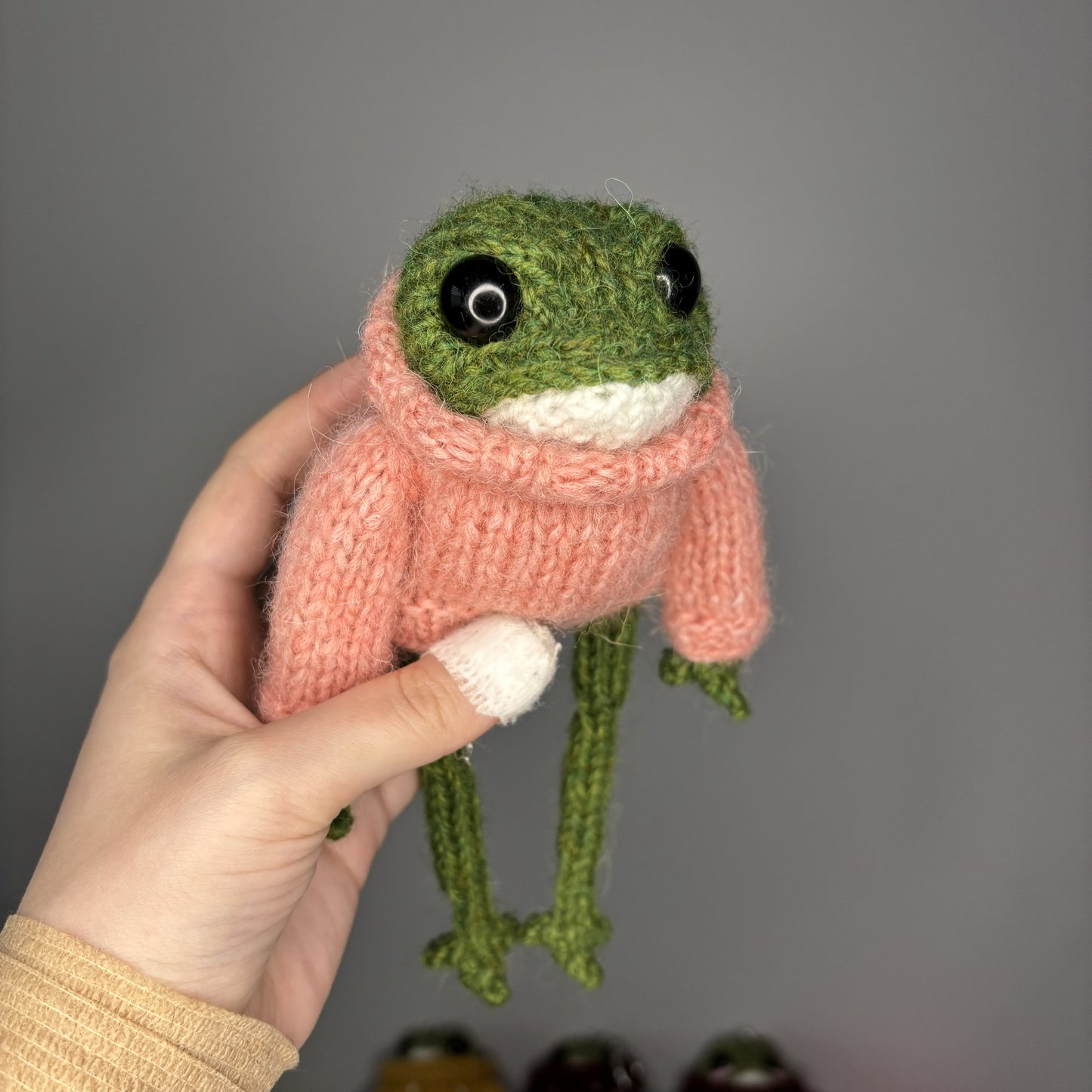 Maskotka Żabka w brzoskwiniowym sweterku