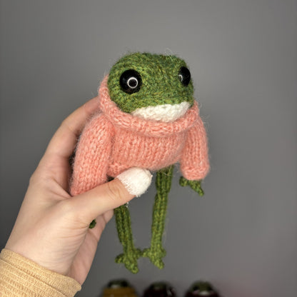 Maskotka Żabka w brzoskwiniowym sweterku