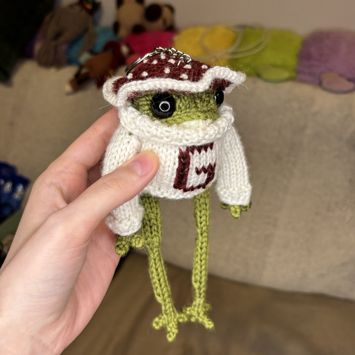 Breloczek Żabka-muchomorek z literką biały