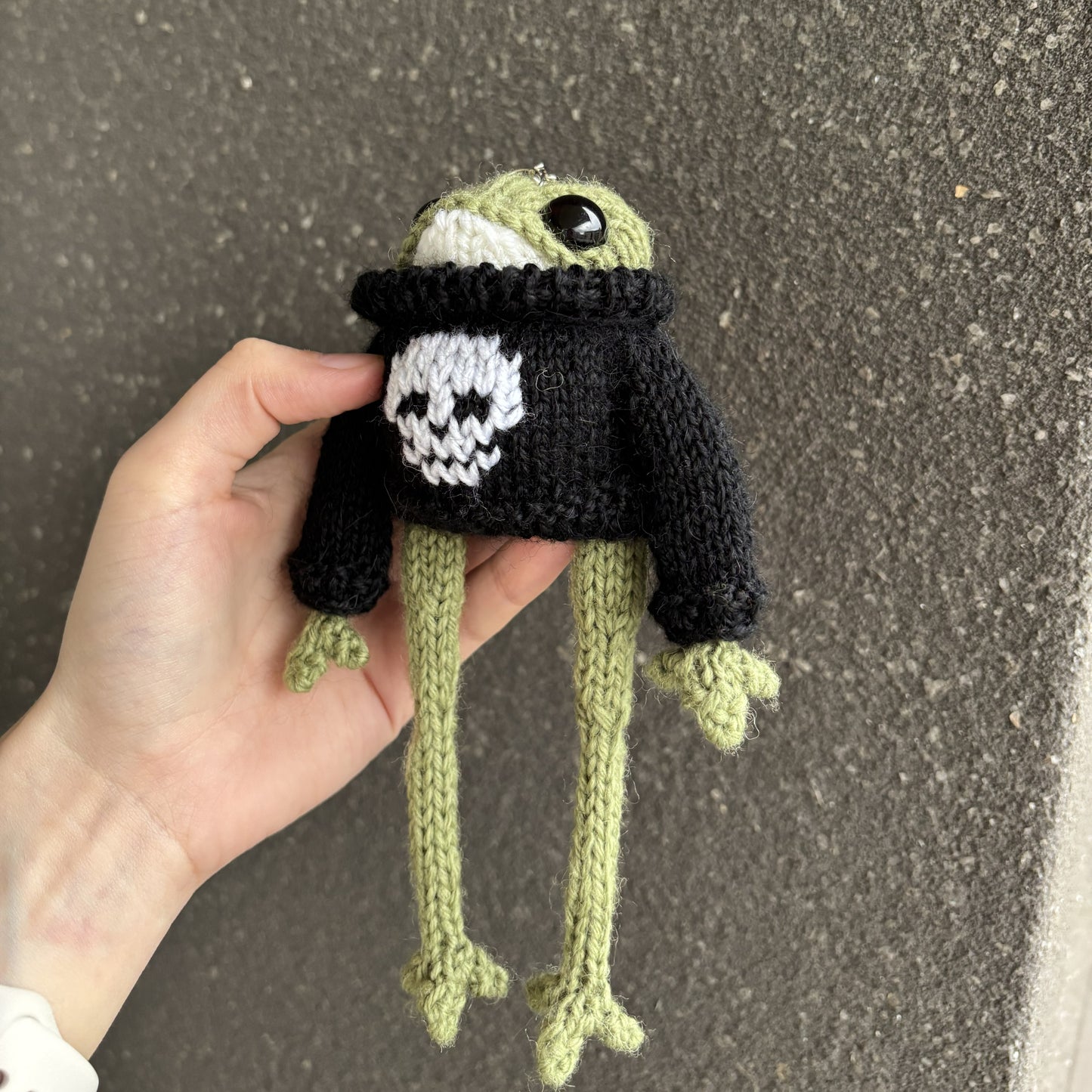 Breloczek Żabka w swetrze z czaszką