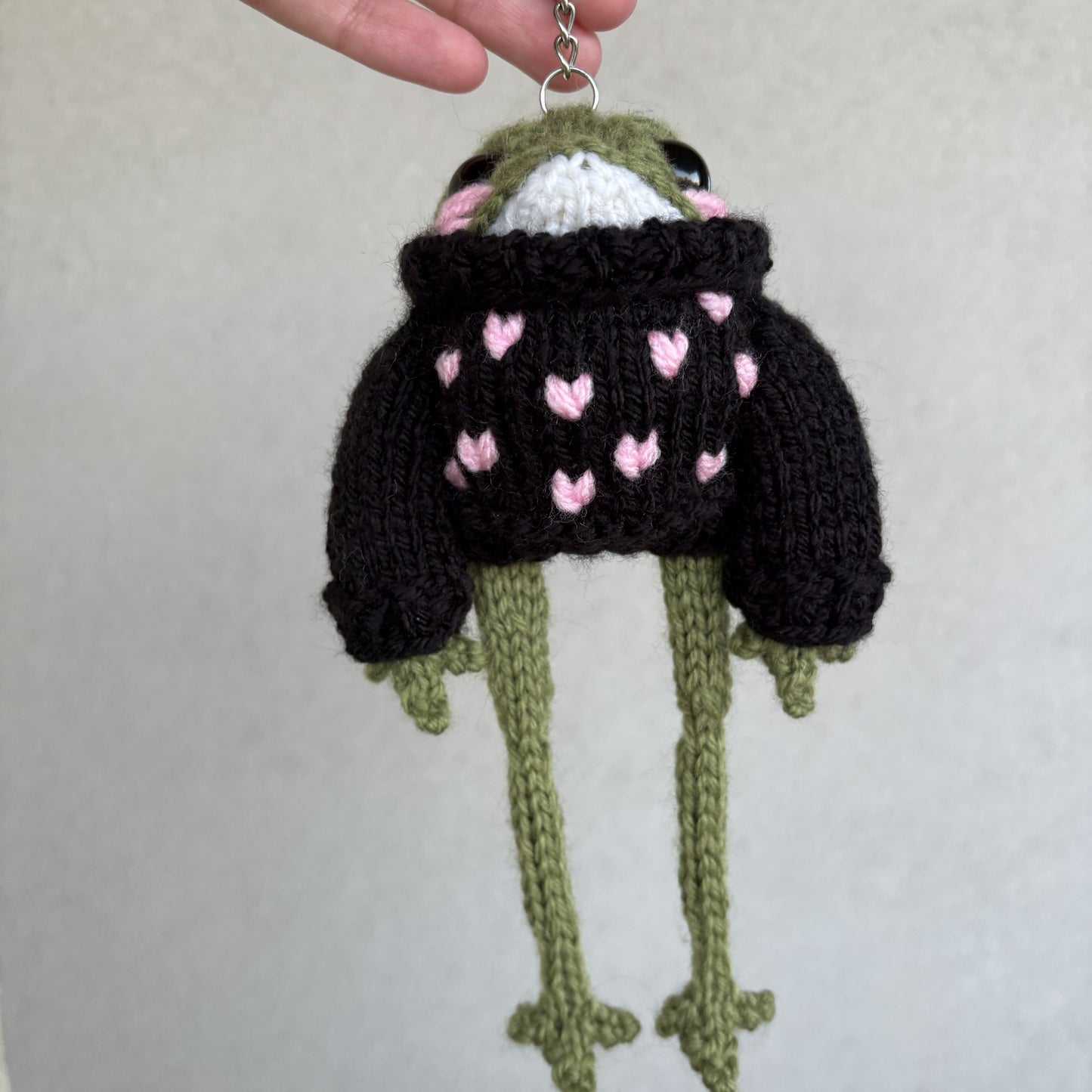 Żabubu w czarnym swetrze