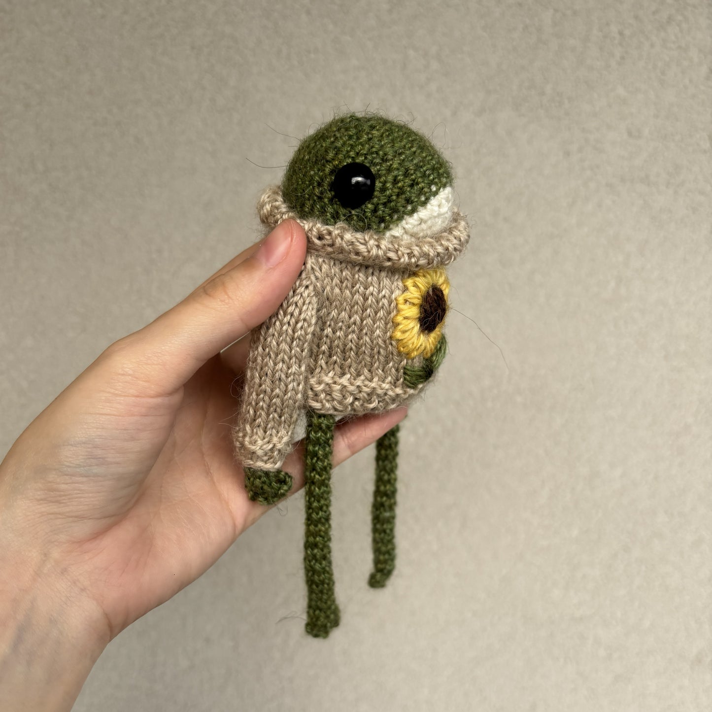 Żabka w swetrze ze słonecznikiem