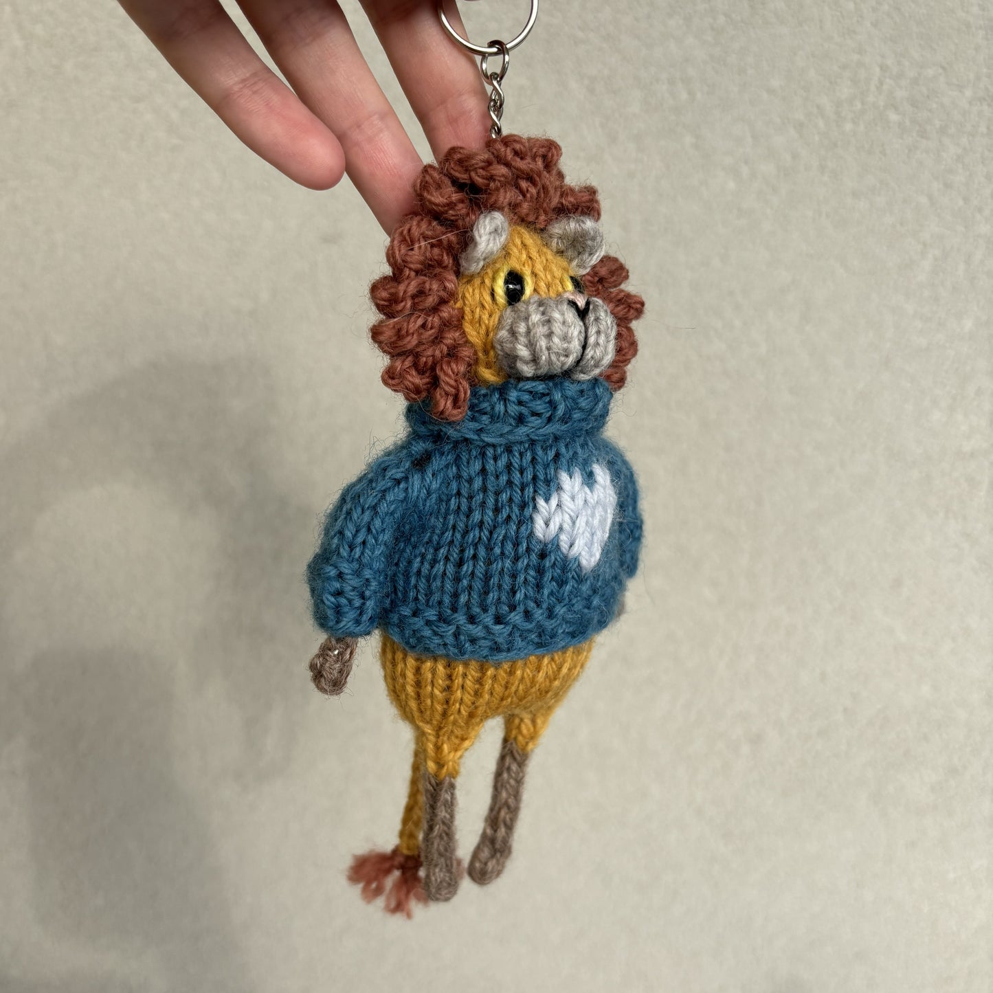 Breloczek Lew w swetrze