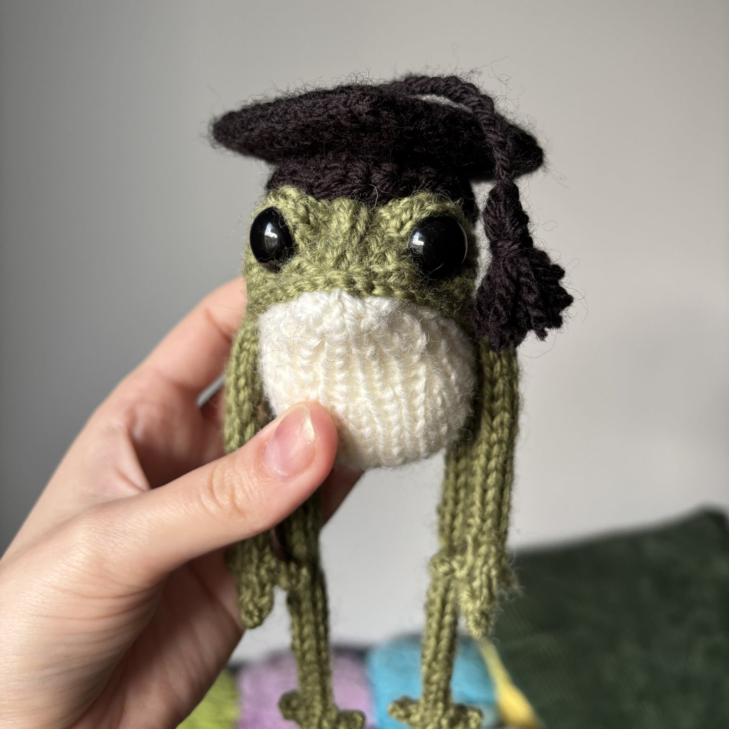 Maskotka Żabka absolwent