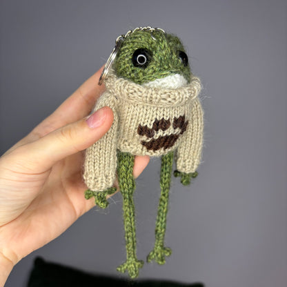 Żabka w sweterku z łapką (z breloczkiem)