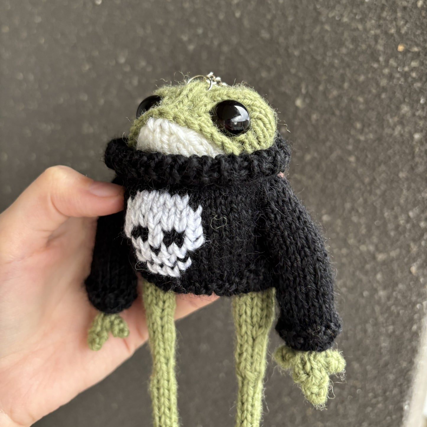Breloczek Żabka w swetrze z czaszką