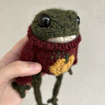 Maskotka Żabka w swetrze z dynią