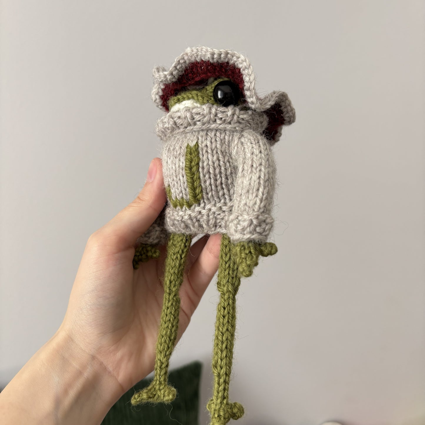 Maskotka Żabka-muchomorek z literką beżowy