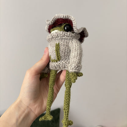 Maskotka Żabka-muchomorek z literką beżowy