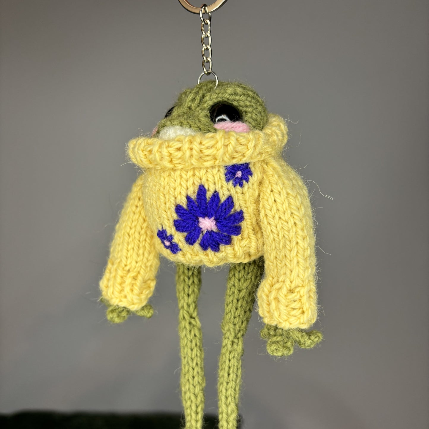 Żabka w sweterku z kwiatami (z breloczkiem)