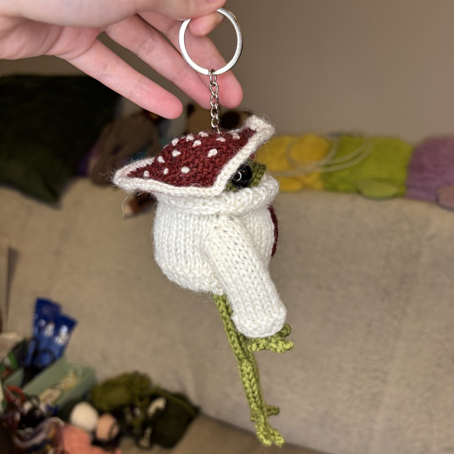 Breloczek Żabka-muchomorek z literką biały