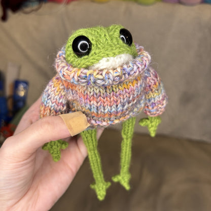 Maskotka Żabka w kolorowym sweterku