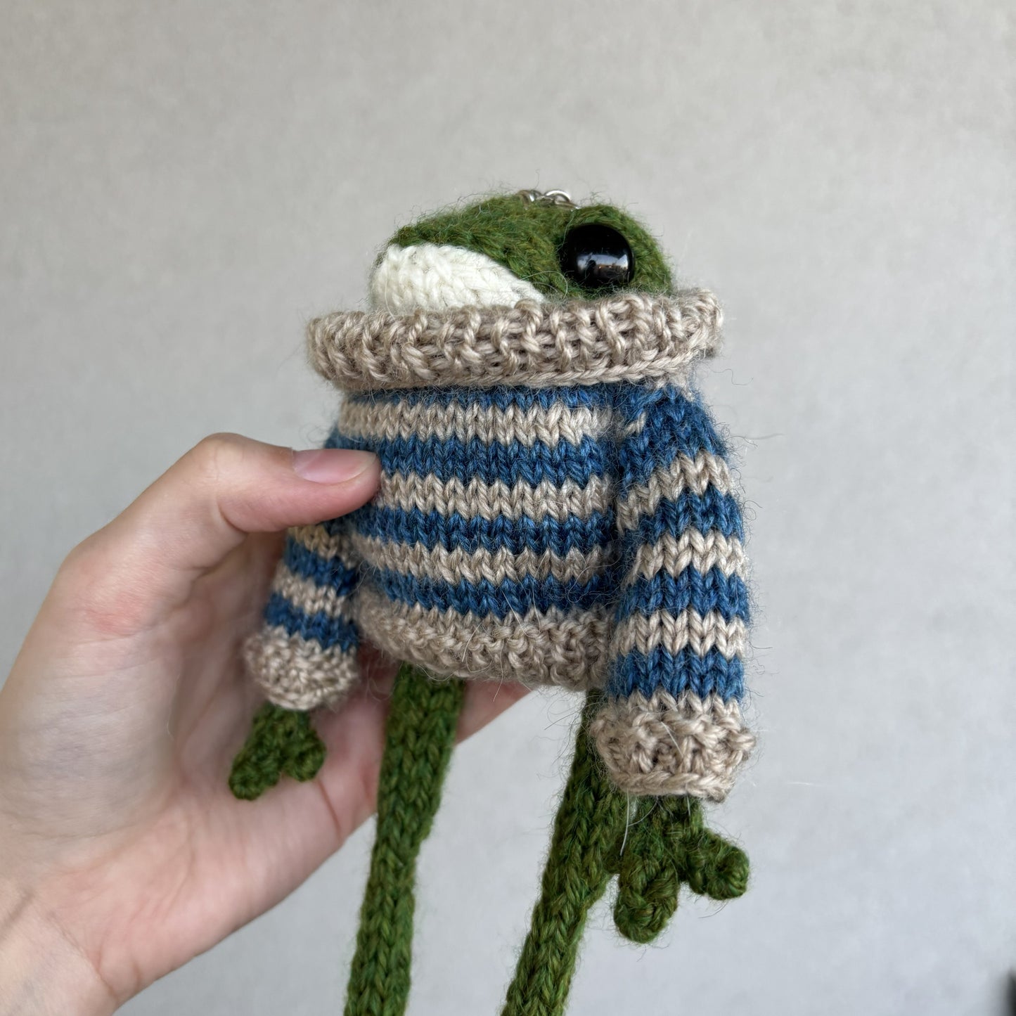 Breloczek Żabka w swetrze beżowo-błękitnym