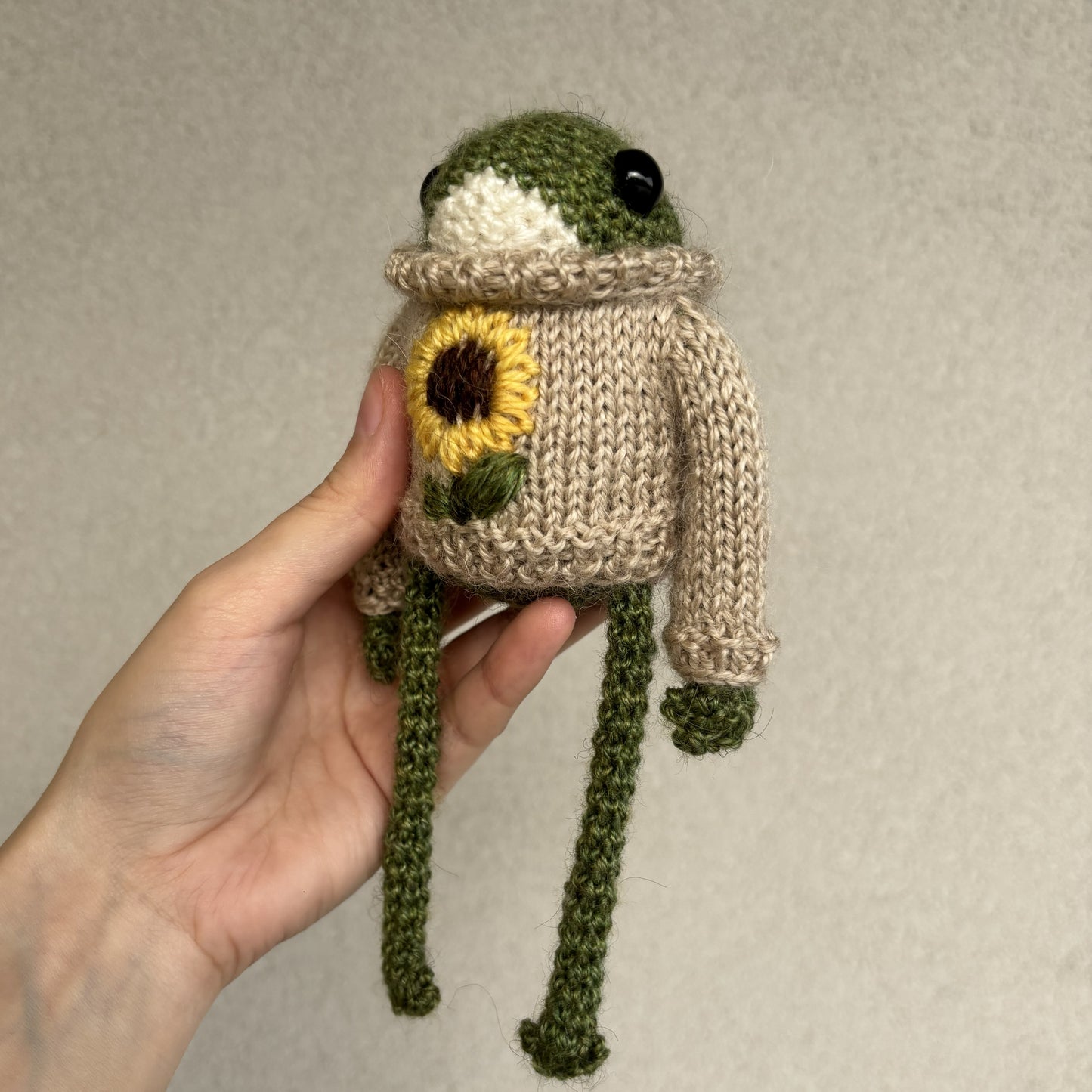 Żabka w swetrze ze słonecznikiem