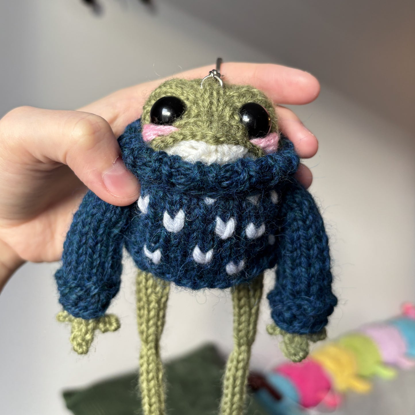 Breloczek Żabubu w granatowym swetrze z inicjałami