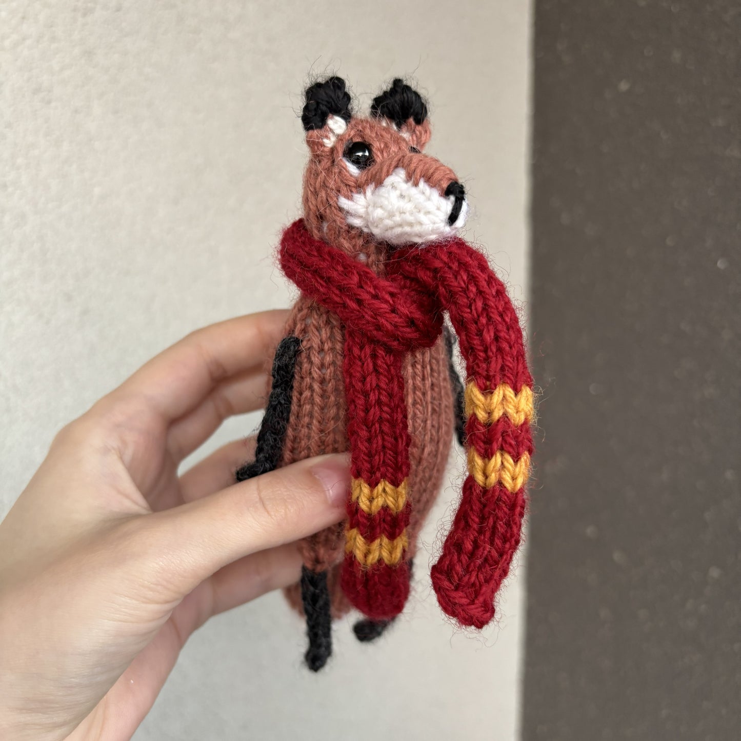 Maskotka Lisek w szaliku Gryffindor