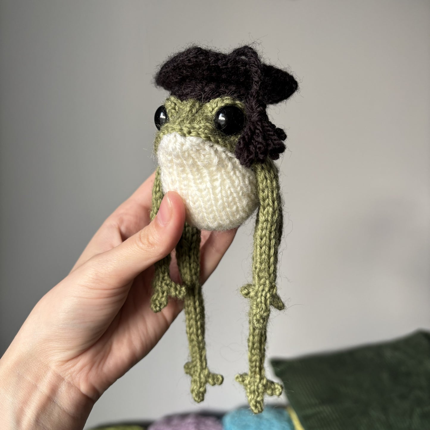 Maskotka Żabka absolwent