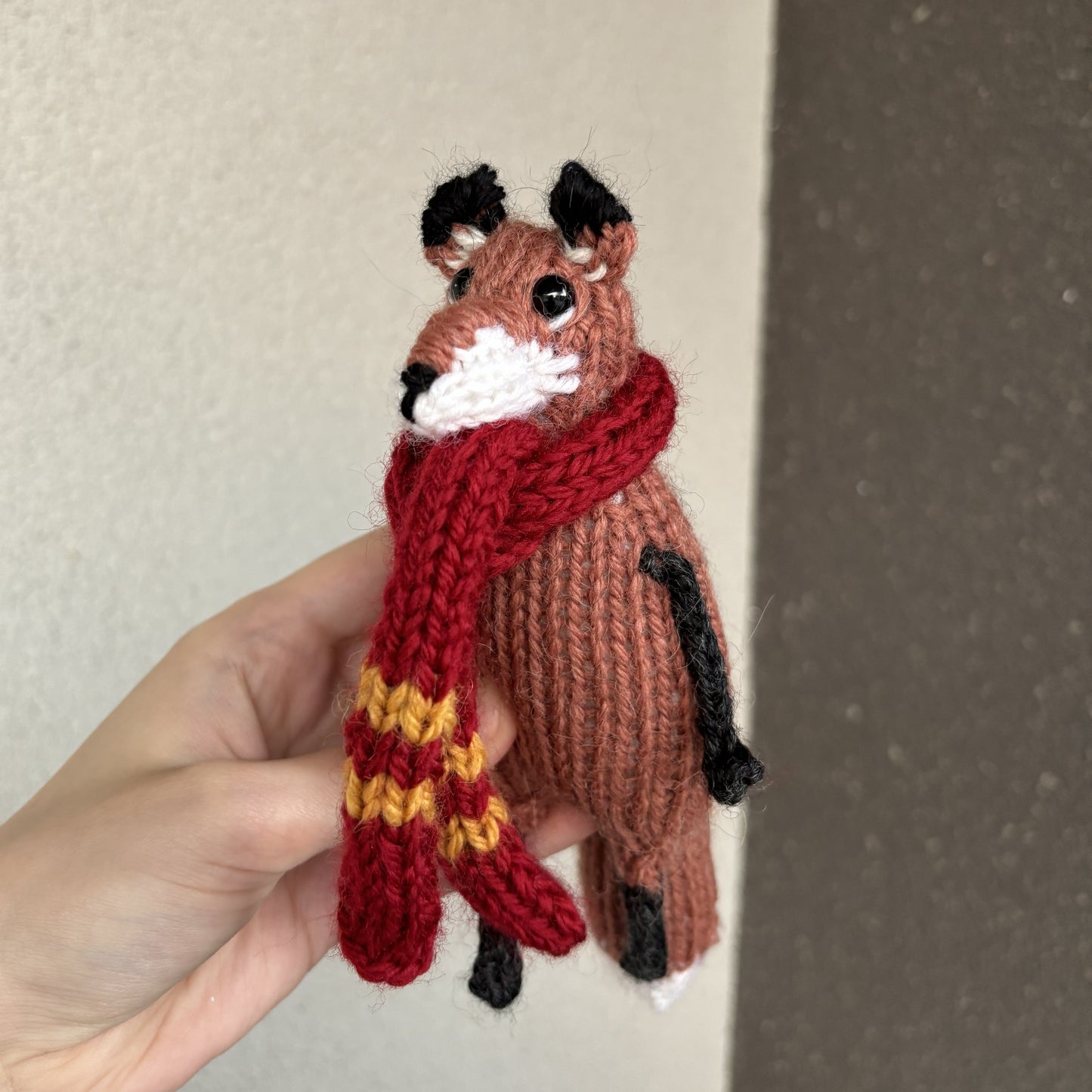 Maskotka Lisek w szaliku Gryffindor