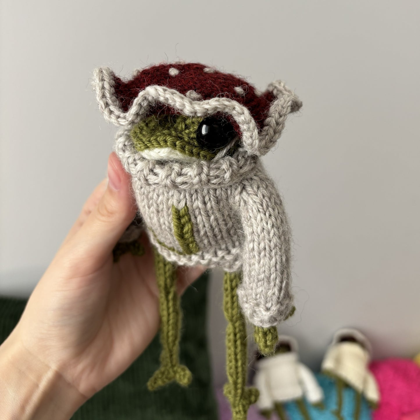 Maskotka Żabka-muchomorek z literką beżowy