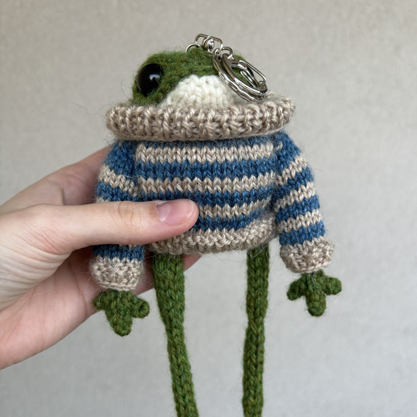 Breloczek Żabka w swetrze beżowo-błękitnym