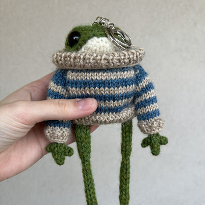 Breloczek Żabka w swetrze beżowo-błękitnym