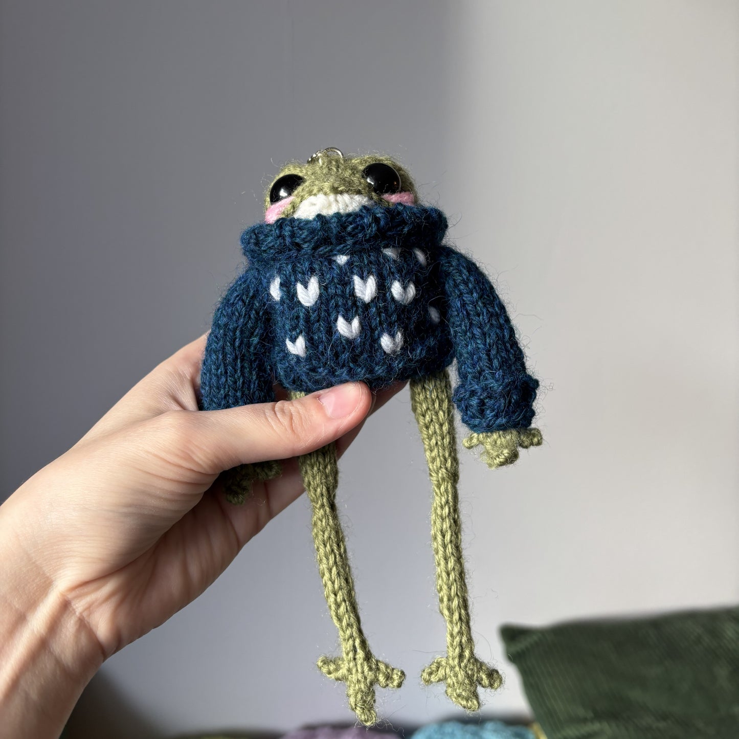 Breloczek Żabubu w granatowym swetrze z inicjałami