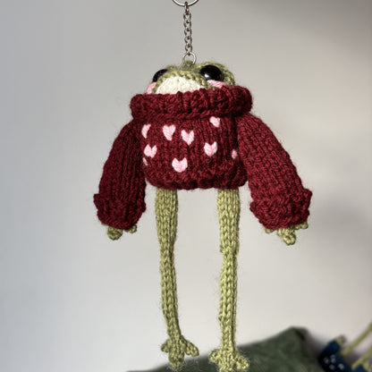 Breloczek Żabubu w bordowym swetrze z inicjałami