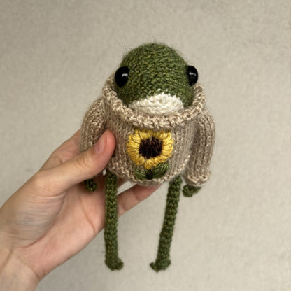 Żabka w swetrze ze słonecznikiem