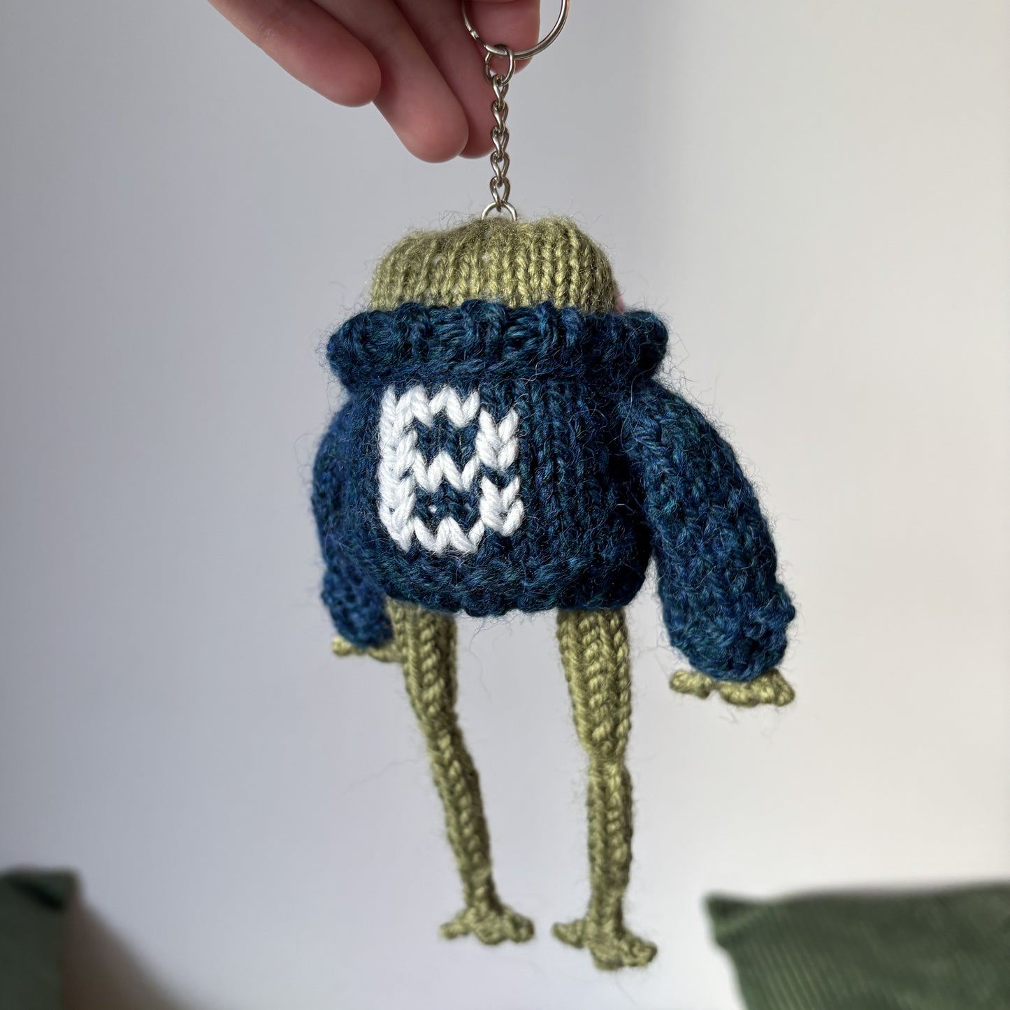 Breloczek Żabubu w granatowym swetrze z inicjałami