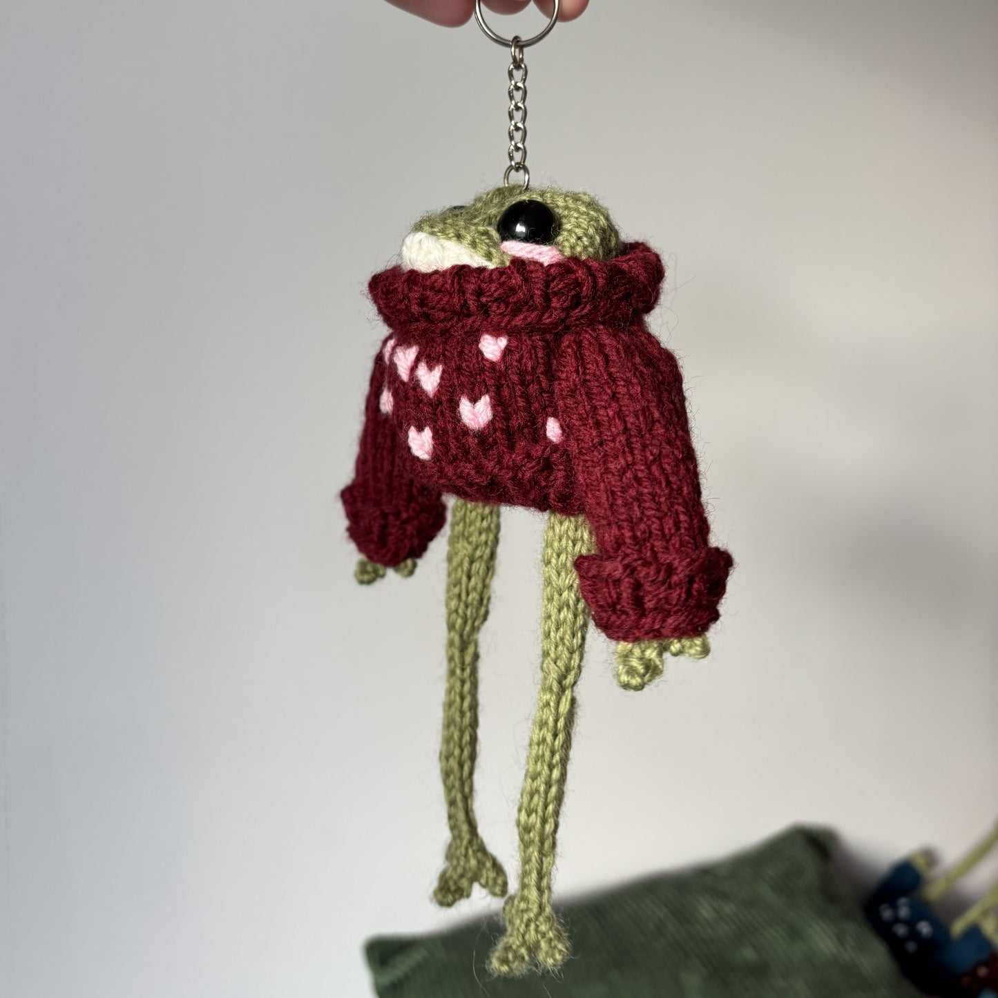 Breloczek Żabubu w bordowym swetrze z inicjałami