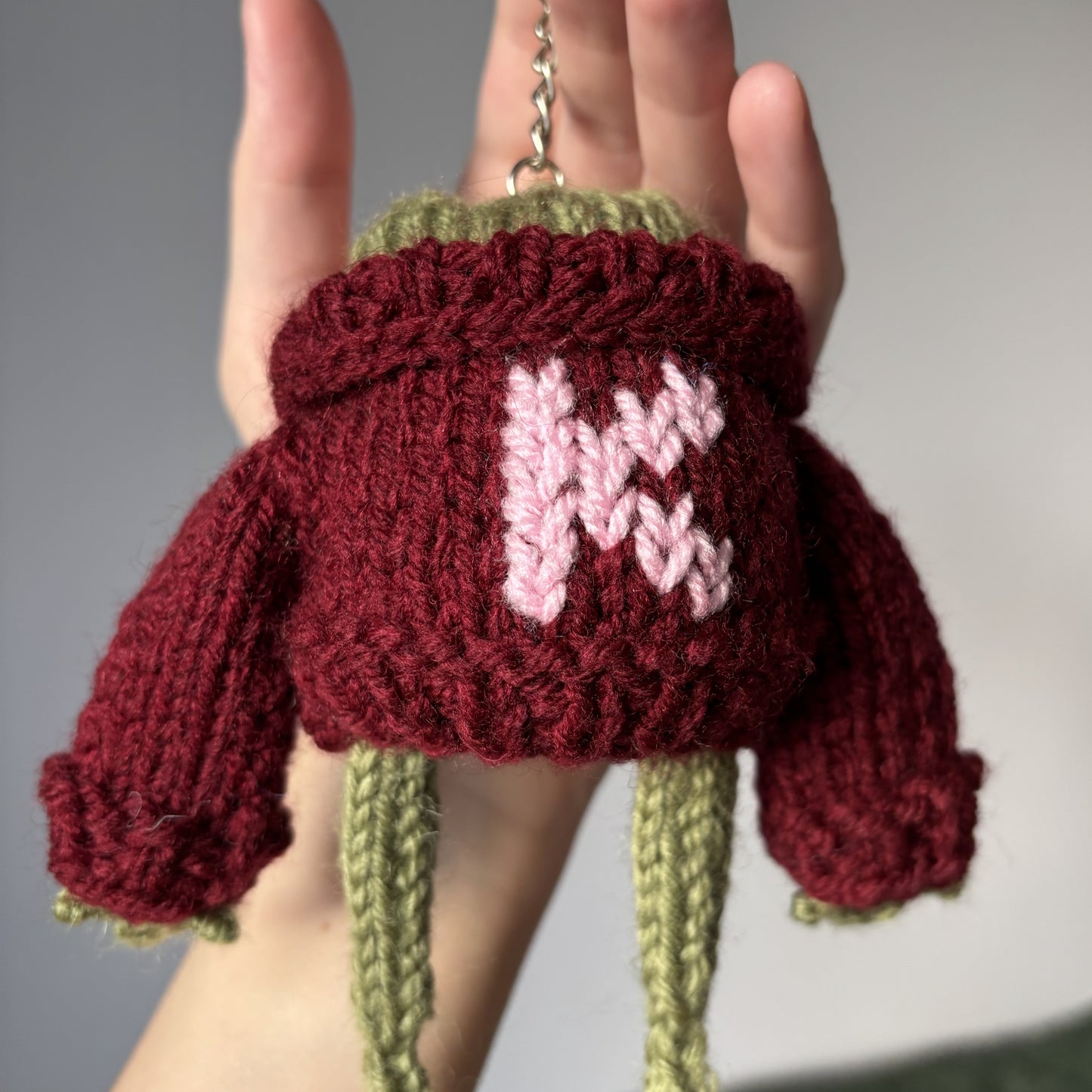 Breloczek Żabubu w bordowym swetrze z inicjałami