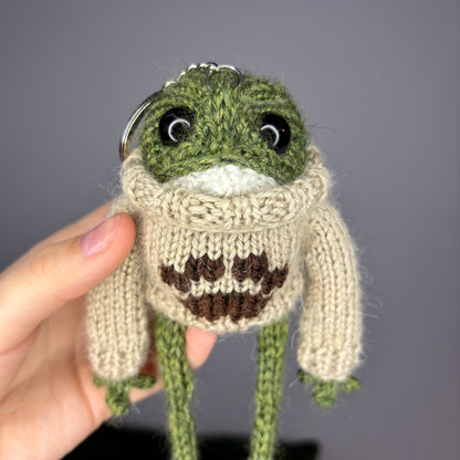 Żabka w sweterku z łapką (z breloczkiem)