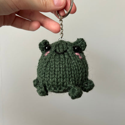 Miniaturowa ciemna żabka-breloczek