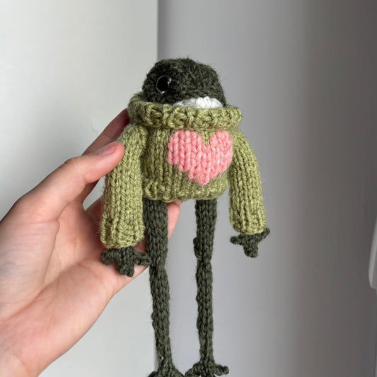 Żabka w zielonym swetrze z serduszkiem (bez breloczka)