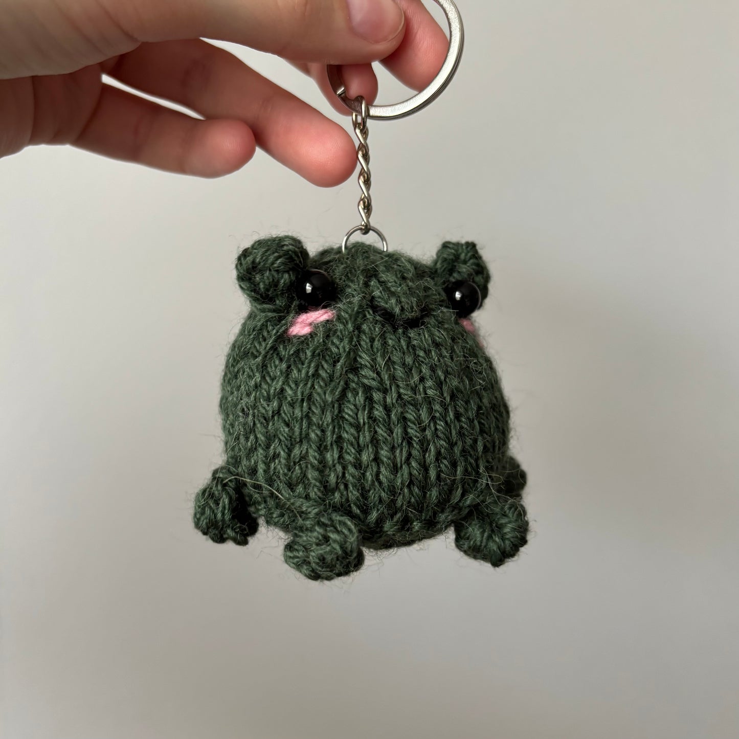 Miniaturowa ciemna żabka-breloczek