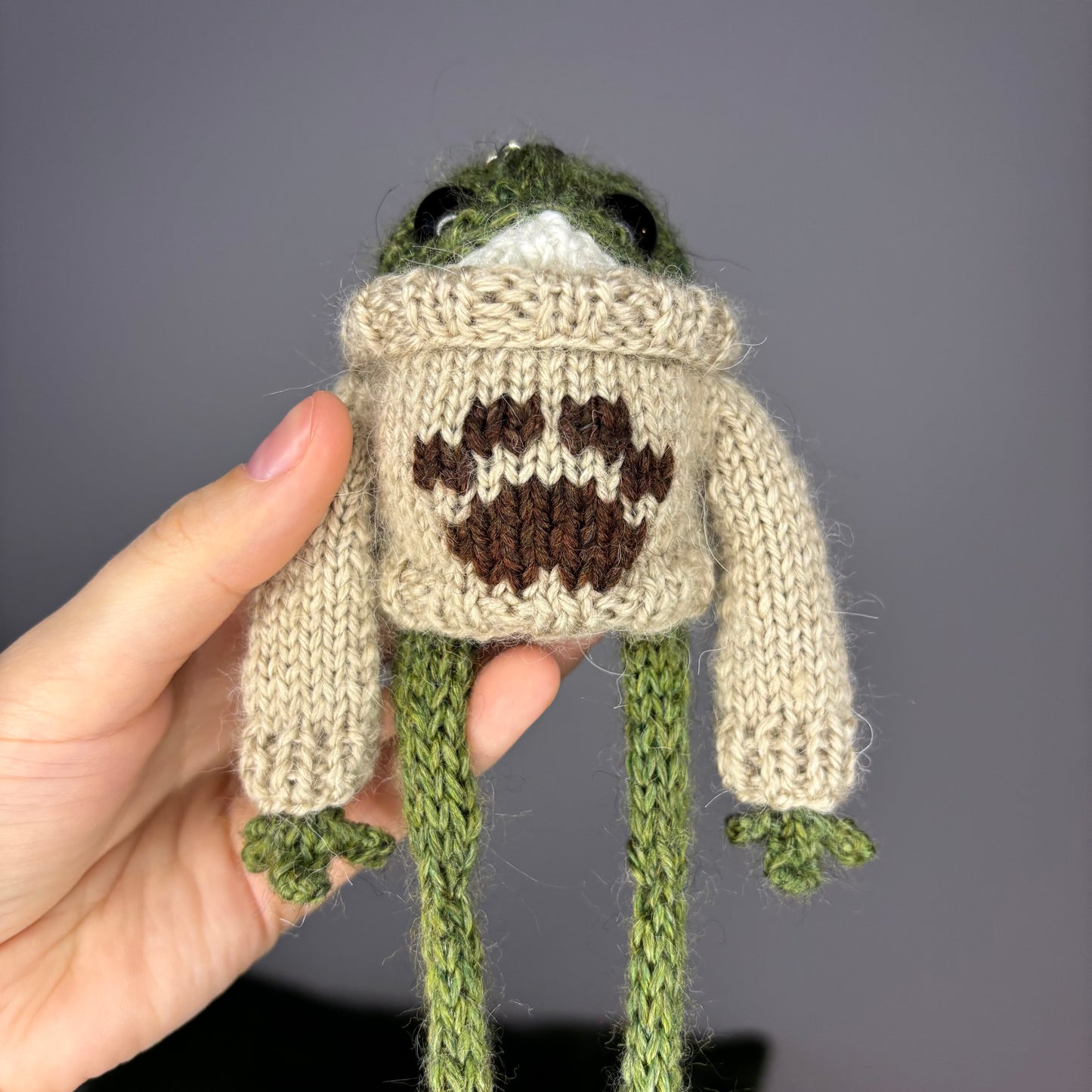 Żabka w sweterku z łapką (z breloczkiem)