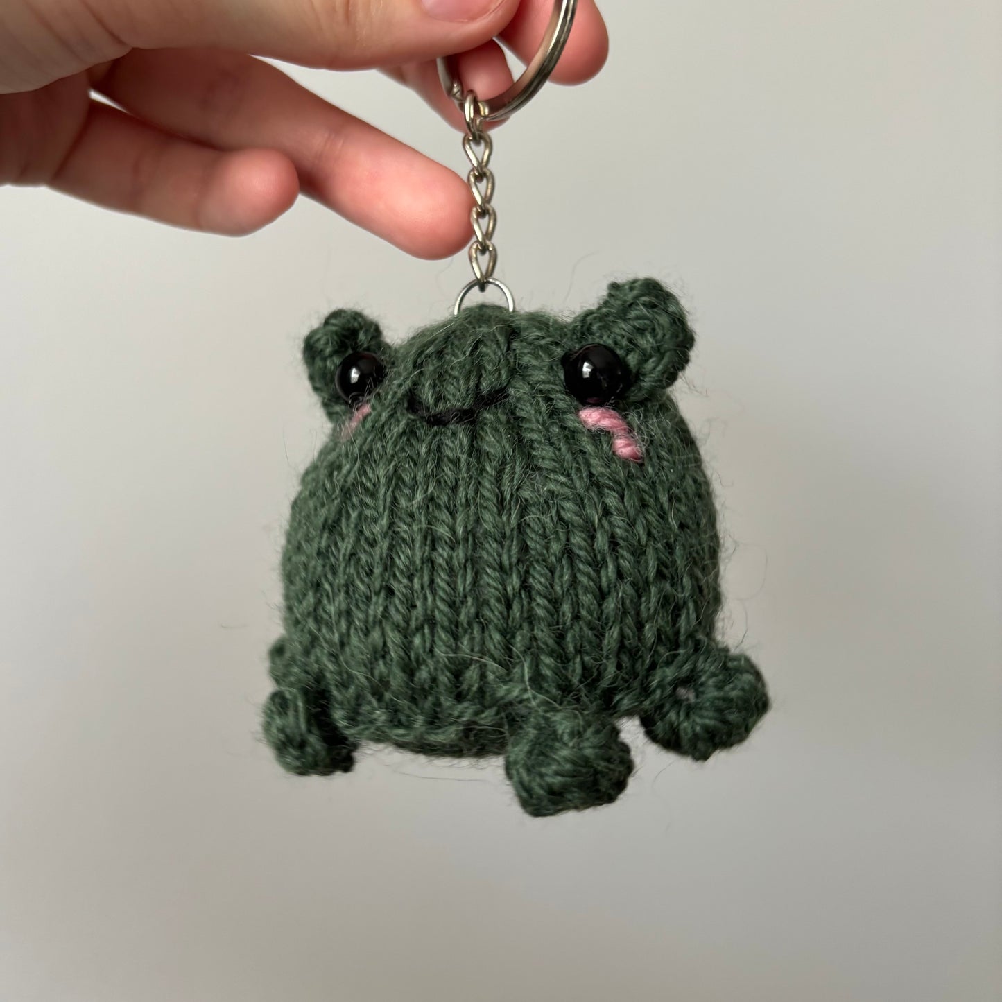 Miniaturowa ciemna żabka-breloczek